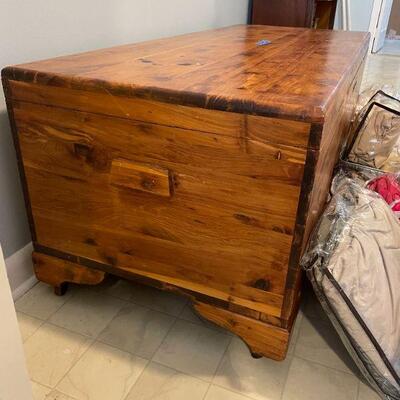 Lot 5 - Cedar chest with mix of 17 different linens 