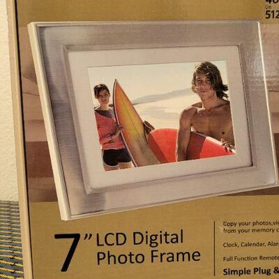 Lot 31: New PANDIGITAL 7" LCD Digital Photo Frame