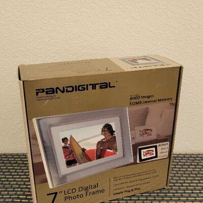 Lot 31: New PANDIGITAL 7" LCD Digital Photo Frame