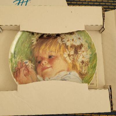 Lot 42: (2) Vintage Frances Hook Collectible Plates 