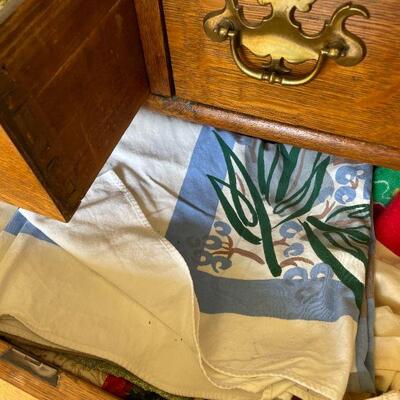 Lot 43 - Dresser, 2 lamps, flower pot, and more contents