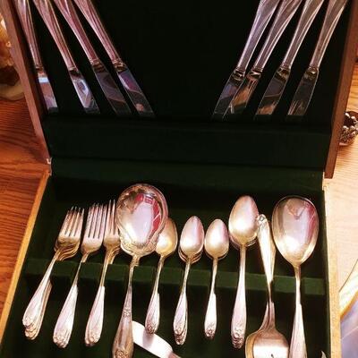 Rogers Bros 1847 Daffodil Flatware/box