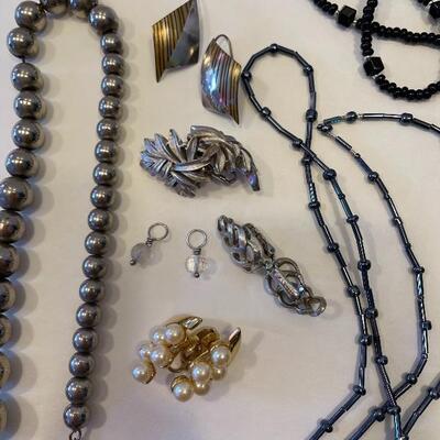 Lot 81 - Misc. costume earrings and (7) costume necklaces 