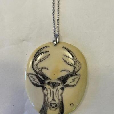 Lot 83 - 14kt white gold necklace with scrimshaw pendant