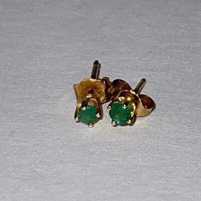 Lot 84 - 14 kt gold emerald earrings 