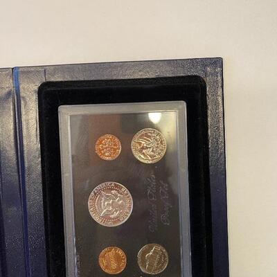 Lot 86 - 1968, 1969, 1976 USA mint silver proof sets