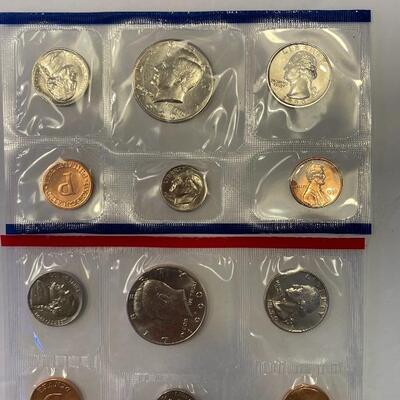 Lot 93 - Cherished American dimes 1911 barber silver dime and 1941 mercury silver dime, (2) 1990 USA  mint uncirculated coin sets