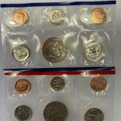 Lot 93 - Cherished American dimes 1911 barber silver dime and 1941 mercury silver dime, (2) 1990 USA  mint uncirculated coin sets