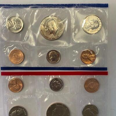 Lot 93 - Cherished American dimes 1911 barber silver dime and 1941 mercury silver dime, (2) 1990 USA  mint uncirculated coin sets