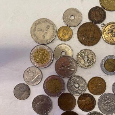 Lot 102 - Lot of 48 foreign coins