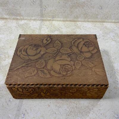 -168- VINTAGE | 9 Measuring Tapes in a Decorated Cigar Box