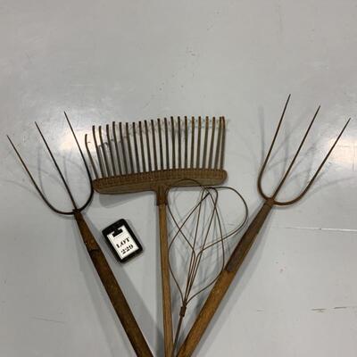 -229- FARM FRESH | Pitchforks | Rake | Rug Beater