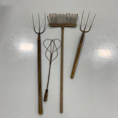 -229- FARM FRESH | Pitchforks | Rake | Rug Beater