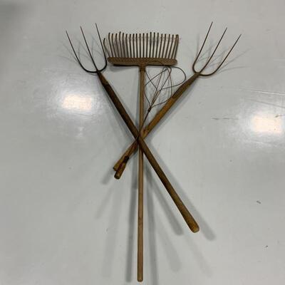 -229- FARM FRESH | Pitchforks | Rake | Rug Beater