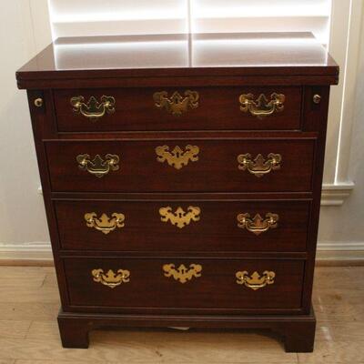 Lot #29: Baker Furniture Mahogany Chest of Drawers | Bachelors Chest