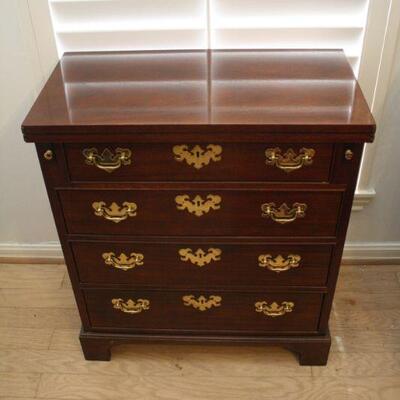 Lot #29: Baker Furniture Mahogany Chest of Drawers | Bachelors Chest