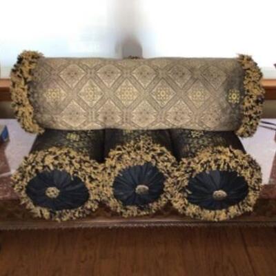 207 - 4 Decorative Round Pillows