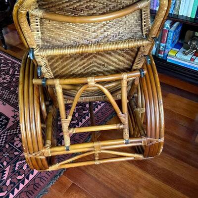 Wicker chaise with pull out and magazine holder 