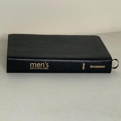Zondervan Menâ€™s Devotional Bible 