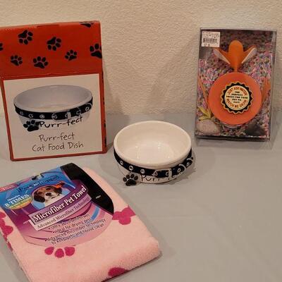 Lot 96: Kitty Bowl, Toy & Pet Towel 
