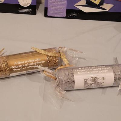 Lot 98: 30th Birthday Decorations, Floral Scent Poppers and Balloon Table weight 