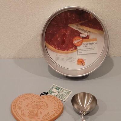 Lot 99: Wilson Spring Pan, Bread Warmer Tile and Seahorse Scoop