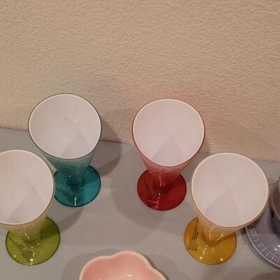 Lot 100: Vintage Ice Cream Dish Set 