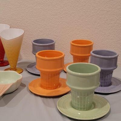 Lot 100: Vintage Ice Cream Dish Set 