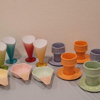 Lot 100: Vintage Ice Cream Dish Set 