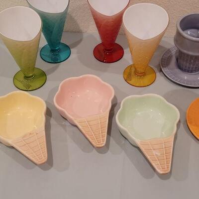 Lot 100: Vintage Ice Cream Dish Set 
