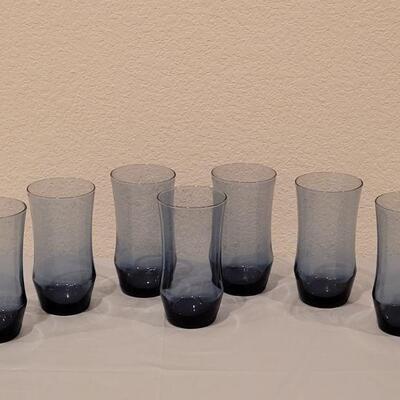 Lot 106: Medium Blue Tumblers