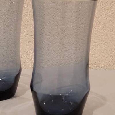 Lot 106: Medium Blue Tumblers