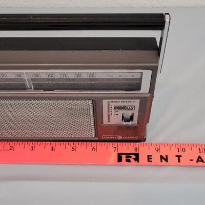 Lot 167: Vintage General Electric Radio