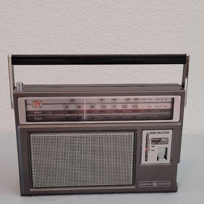 Lot 167: Vintage General Electric Radio