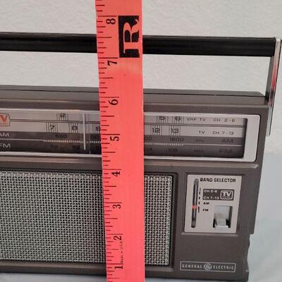 Lot 167: Vintage General Electric Radio
