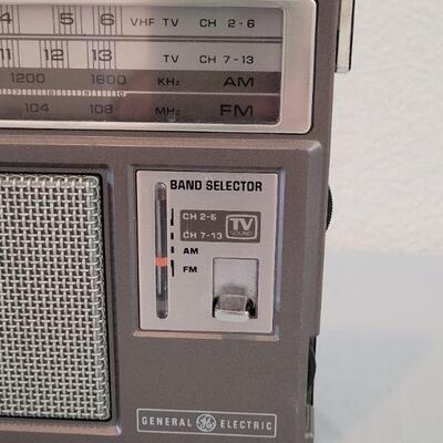 Lot 167: Vintage General Electric Radio