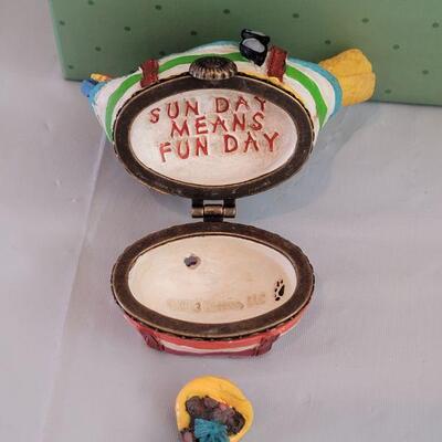 Lot 179: Boyd's Cupcake Bear and Boyd's Beach Tote Trinket Box 