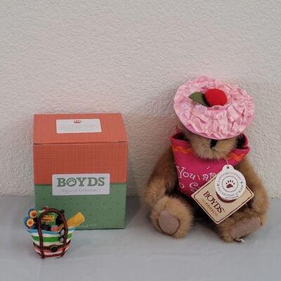 Lot 179: Boyd's Cupcake Bear and Boyd's Beach Tote Trinket Box 