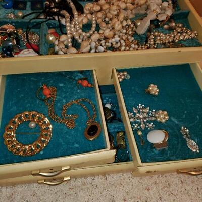 1960 Jewelry Box and Jewelry #82