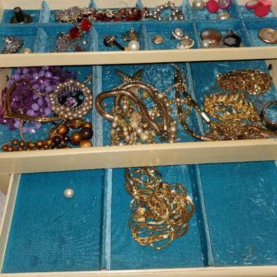 1950 Jewelry Box and Jewelry #74