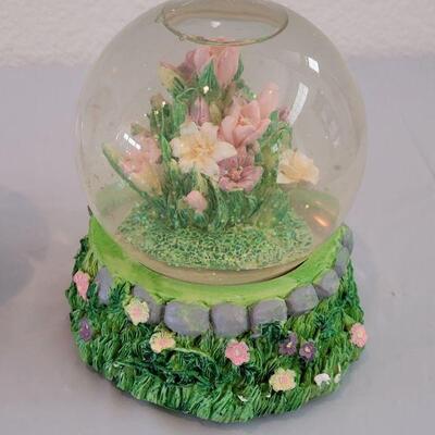 Lot 201: (3) Smithsonian Institute Water Globes