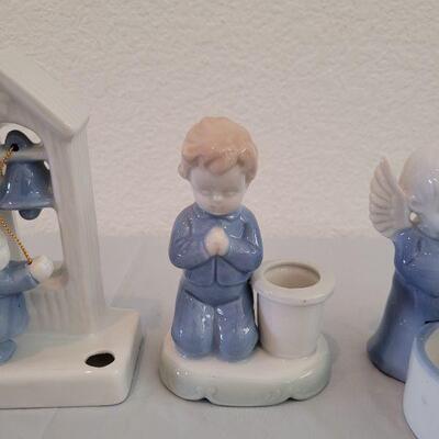 Lot 206: Vintage Blue & White Figurines 