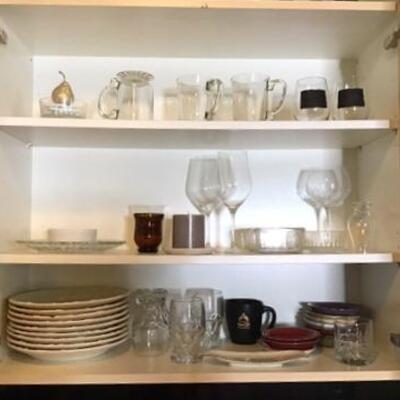 K140 - Cabinet Containing Various Kitchen Plates & Glasses