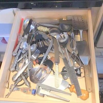 K148 - Drawer of Misc. Kitchen Utensils 