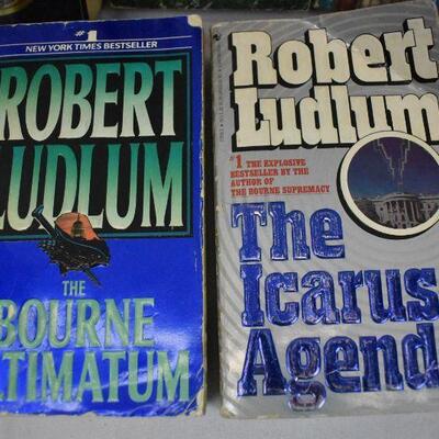 5 Paperback Fiction Books by John Grisham & Robert Ludlum