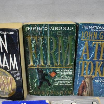 5 Paperback Fiction Books by John Grisham & Robert Ludlum