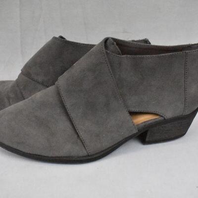 2 Pairs Women's Shoes, Black Pumps size 9.5, Gray Booties size 9