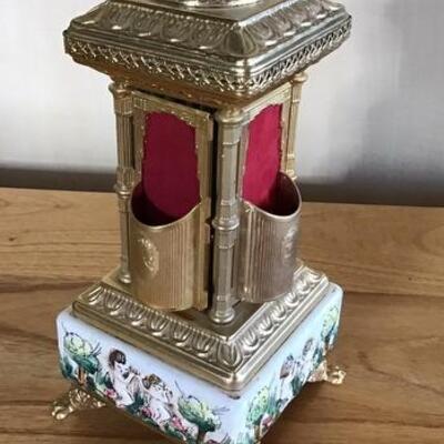 E111 - Wonderful Brevettato Italian Table Top Cigarette Dispenser & Moving Display