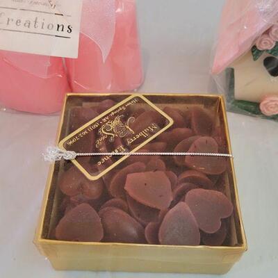 Lot 277: Birdhouses & Hearts Candles and Wax Melts