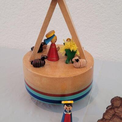 Lot 279: Miniature Glass, Oberammergauer Schnitzarbeit Wood and Rotating MusicalNativity 